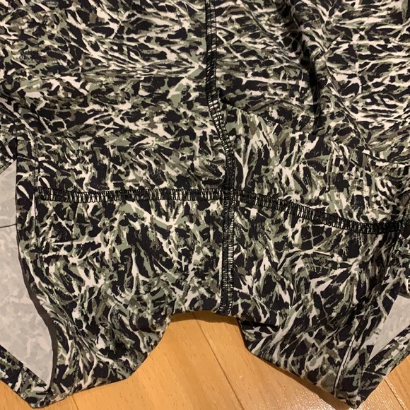 🌟HP🌟VEUC Lululemon Black/White/Army Green Patterned Tracker shorts- size 6 - Picture 5 of 17